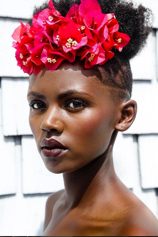 15 Times Naturalistas Looked Drop Dead Gorgeous With Flowers In Their Hair
